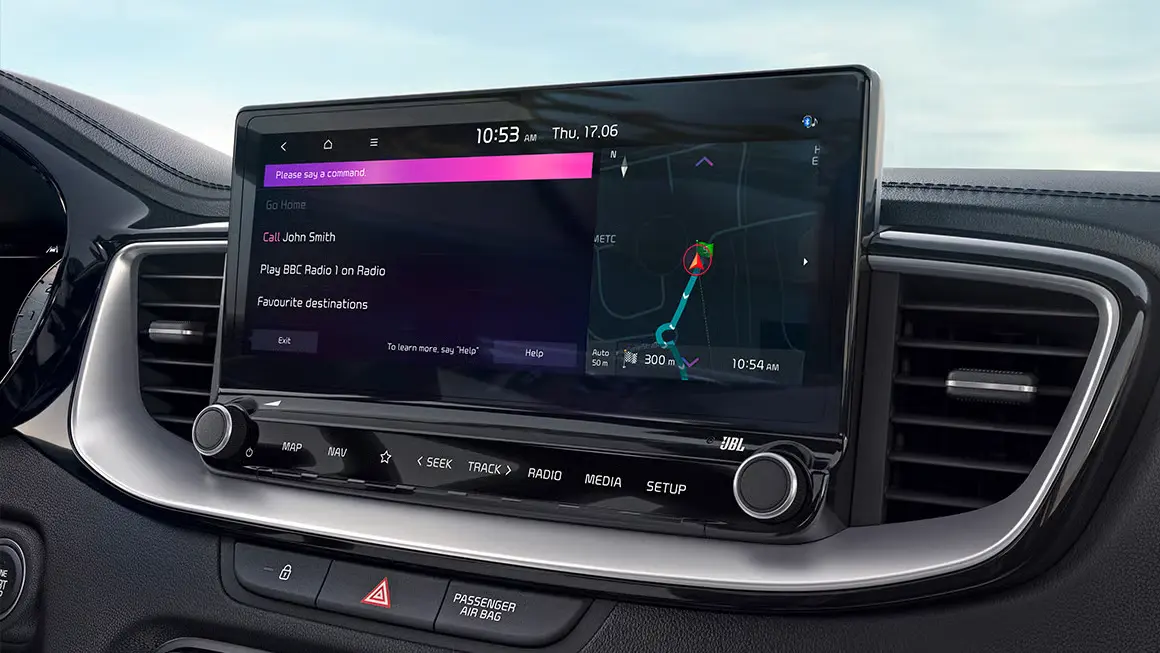 Navigationsdisplay eines Kia Ceed mit Sprachbefehlsoptionen und Kartenansicht.