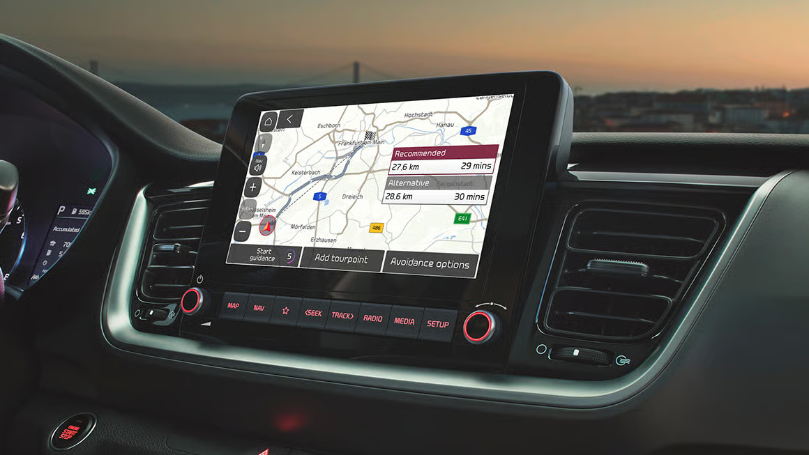 Navigationssystem im Auto mit Kartendarstellung und Routenoptionen auf dem Bildschirm.