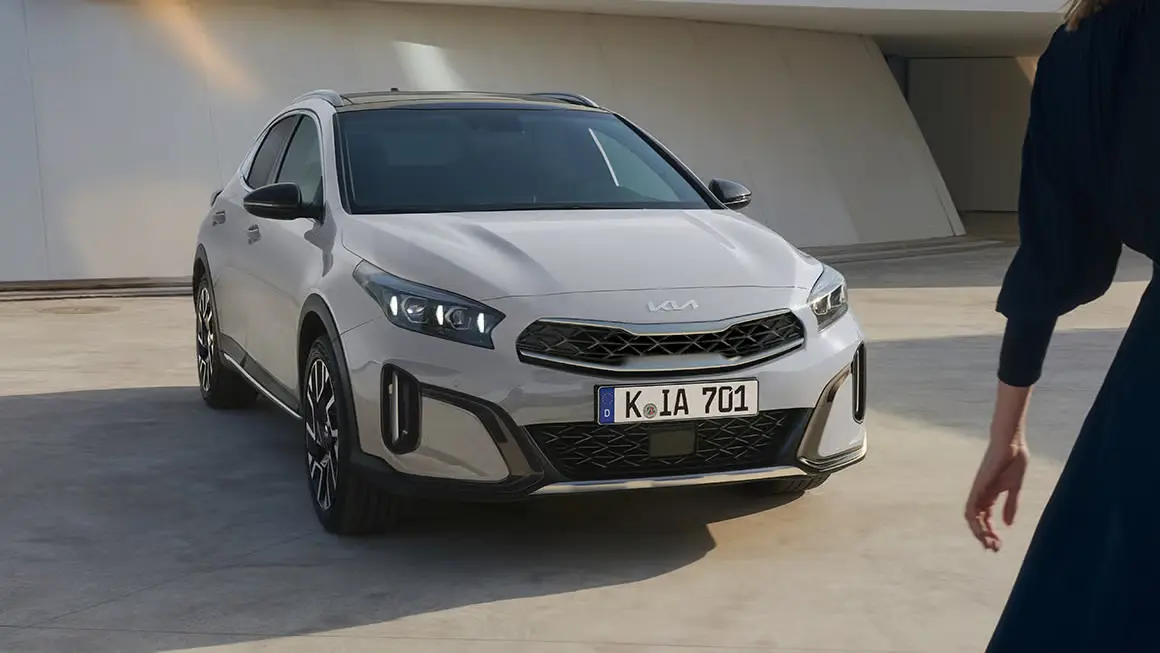 Ein silberner Kia XCeed steht auf einem Parkplatz.