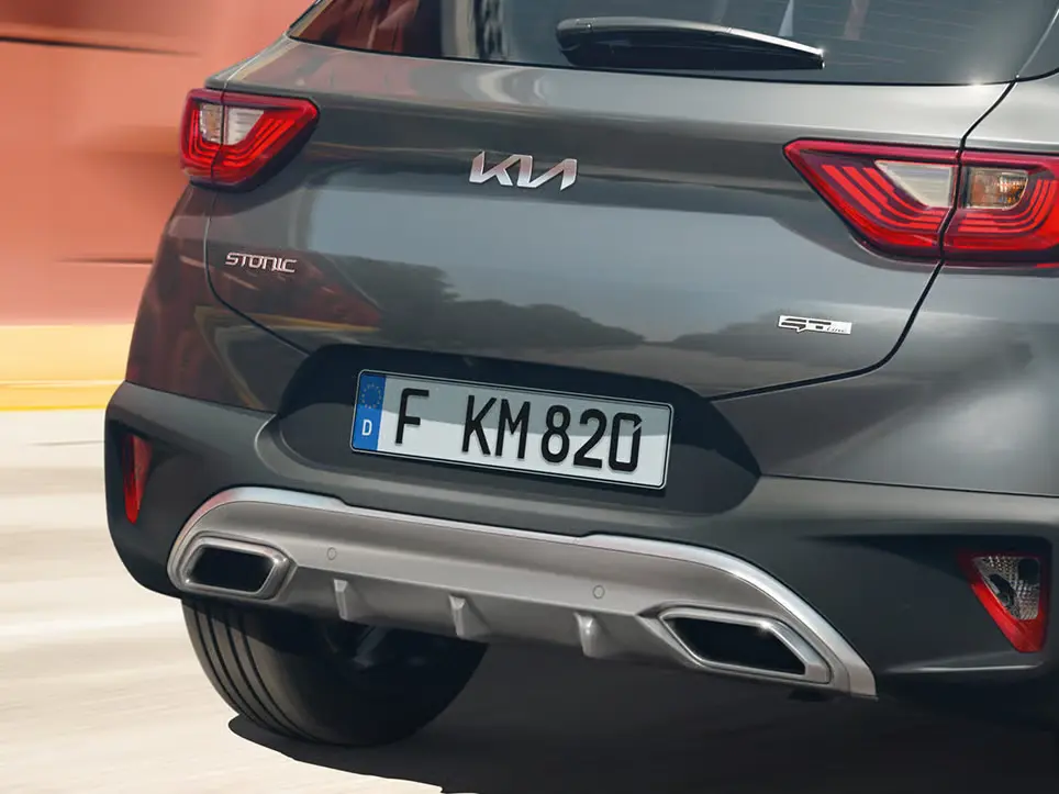 2-Grund-kia-stonic Rückansicht eines grauen Kia Stonic mit deutschem Kennzeichen.