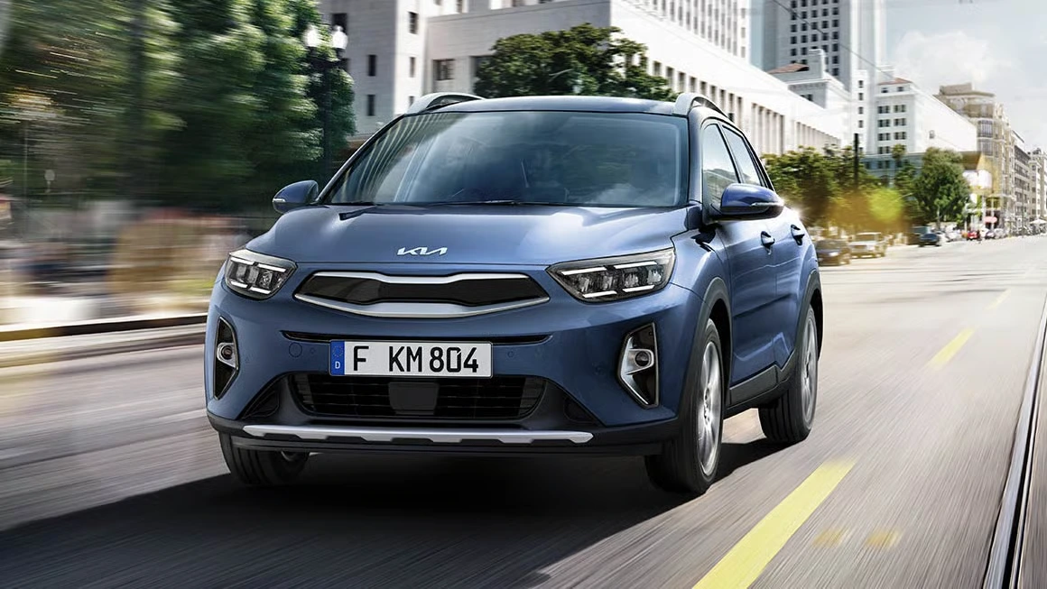 Ein blauer Kia Stonic fährt auf einer Stadtstraße.
