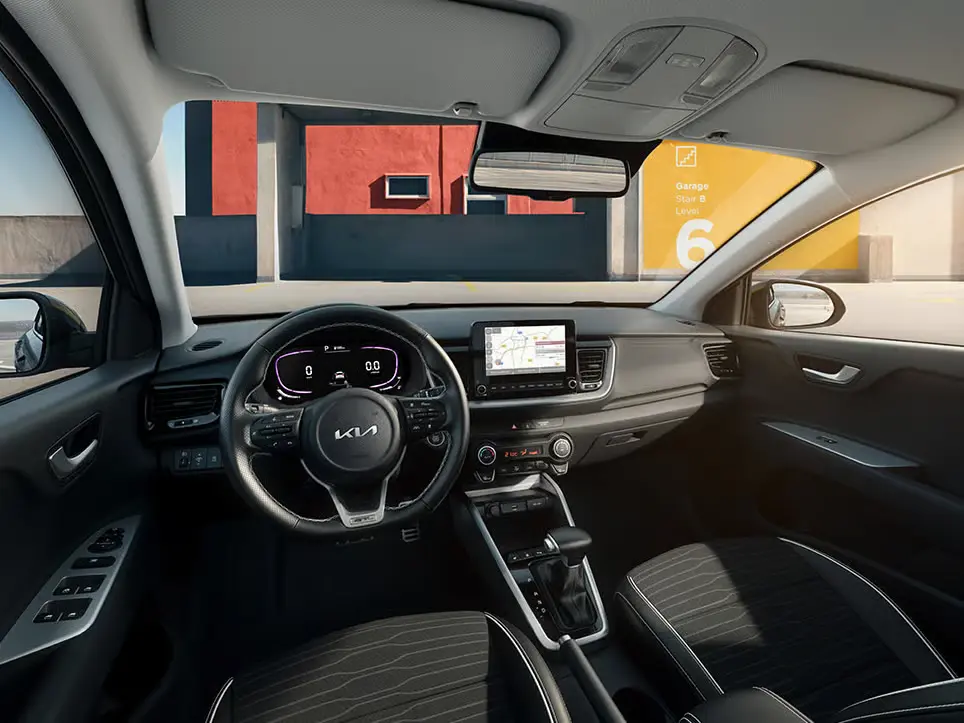 3-Grund-kia-stonic Innenansicht eines Kia Stonic mit Lenkrad und Infotainment-Bildschirm.