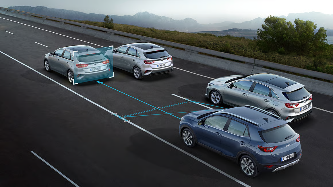 Kia-Fahrzeuge auf einer Autobahn mit Abstandsmessungssystem.