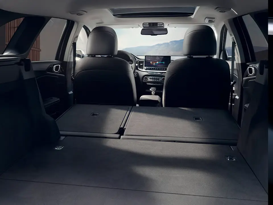 Innenraum eines KIA Ceed Sportswagon mit umgeklappten Rücksitzen zur Vergrößerung des Laderaums.