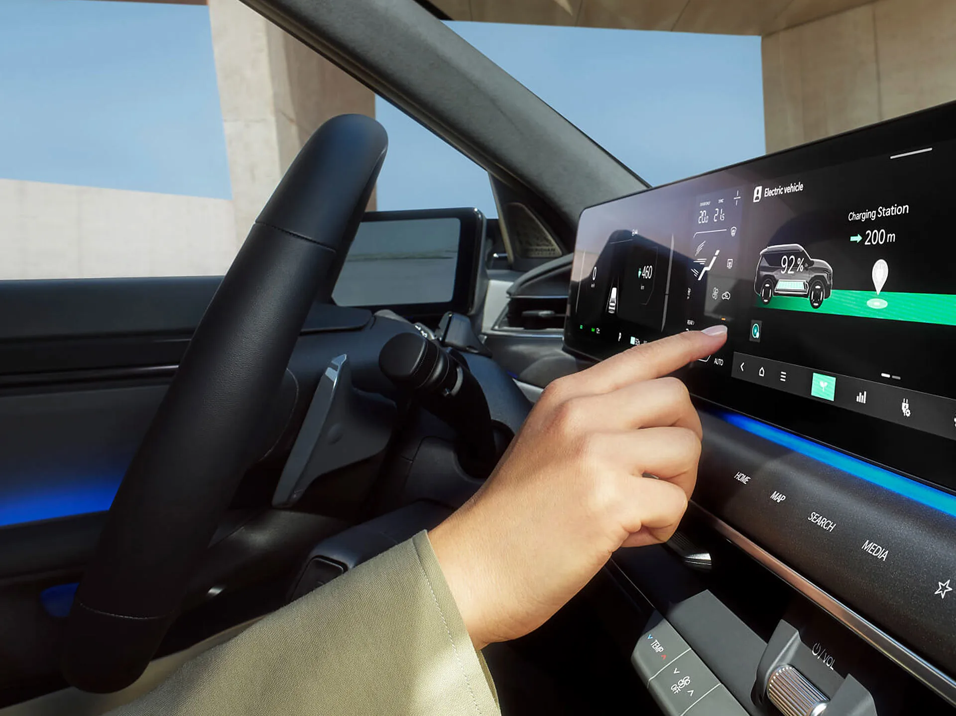 Eine Hand bedient den Touchscreen im Innenraum eines Kia EV9, der den Ladezustand des Fahrzeugs anzeigt.