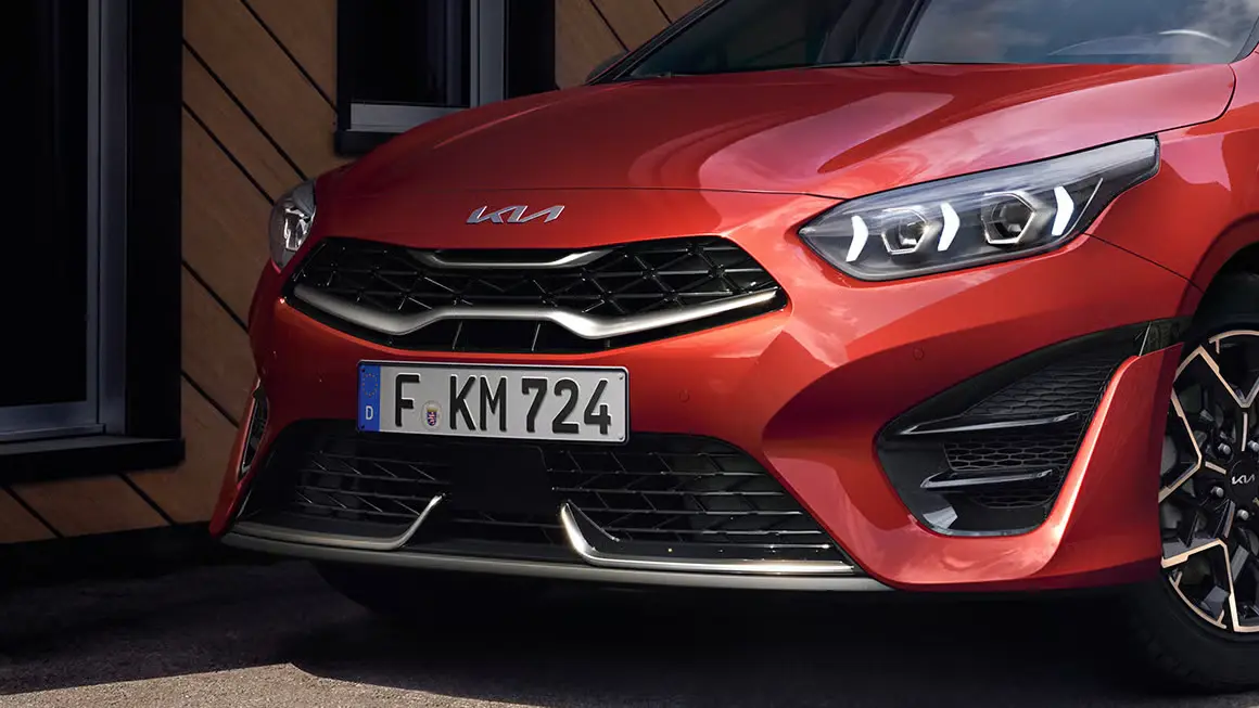 Roter Kia Ceed in Nahaufnahme von vorne.