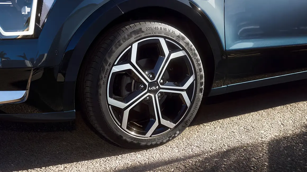 Nahaufnahme eines Reifens und Felge eines Kia Niro PHEV.