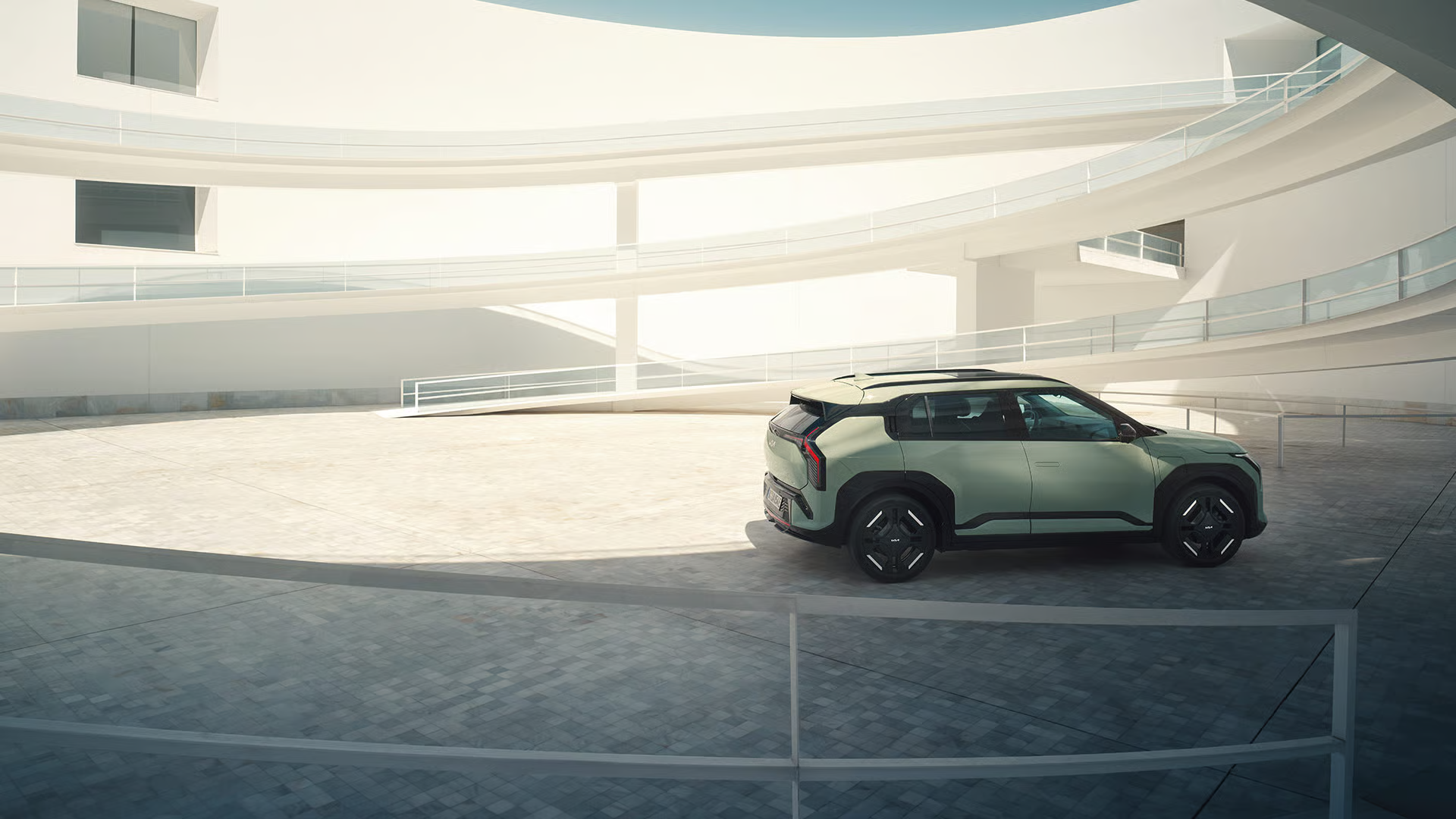 KIA EV3 in einem modernen, offenen Parkhaus.