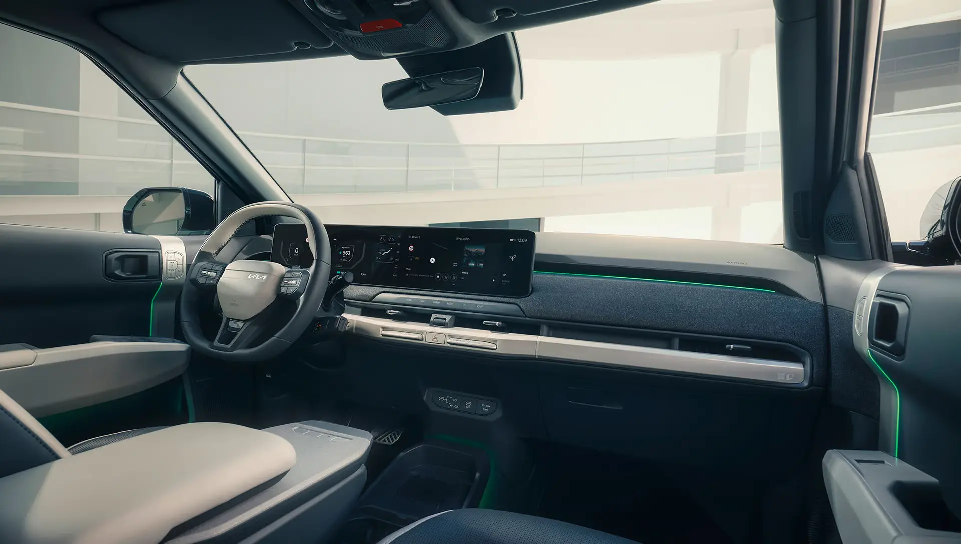 Innenraum eines Kia EV3 mit modernem Armaturenbrett und Lenkrad.