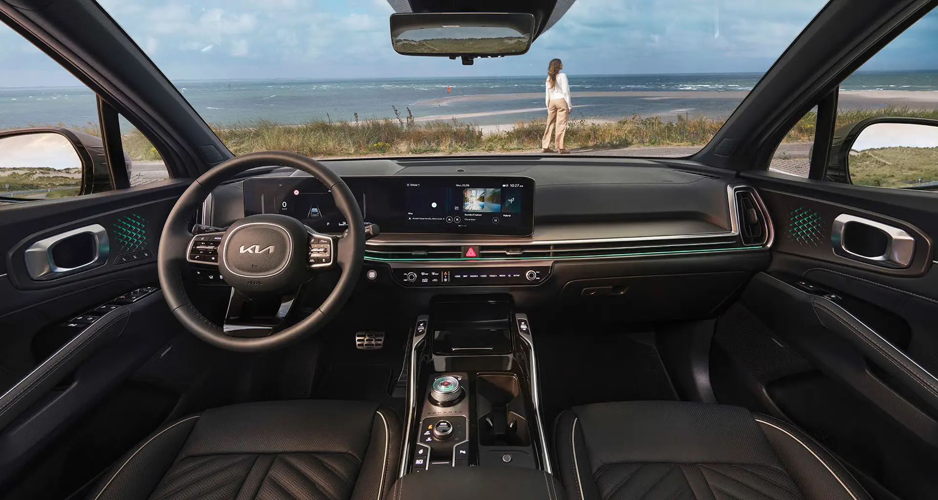 Innenansicht eines Kia Sorento mit Blick auf das Meer durch die Windschutzscheibe.