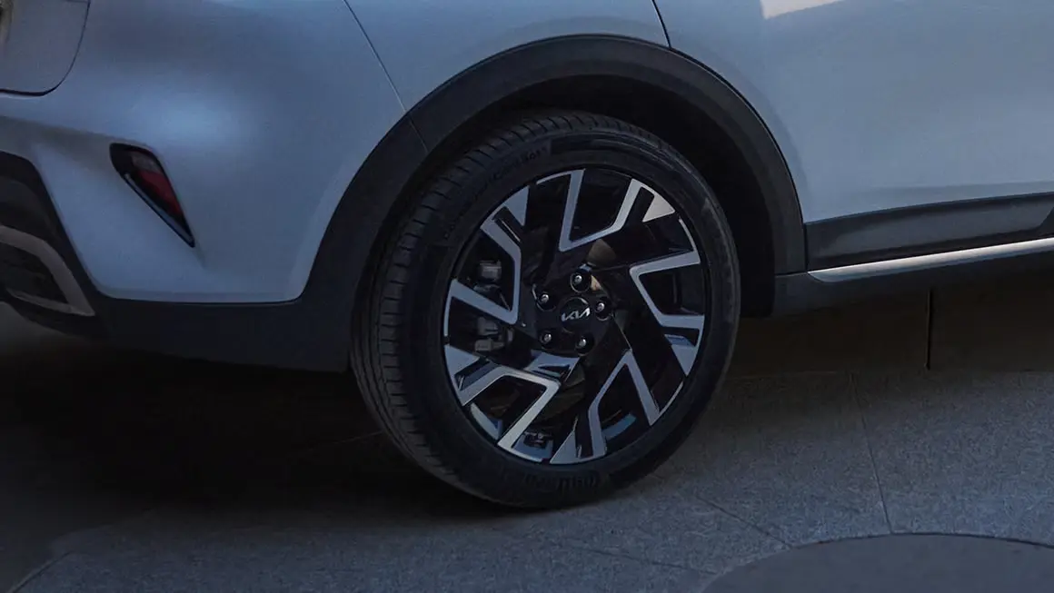 Nahaufnahme eines Autoreifens mit Felge eines Kia XCeed.