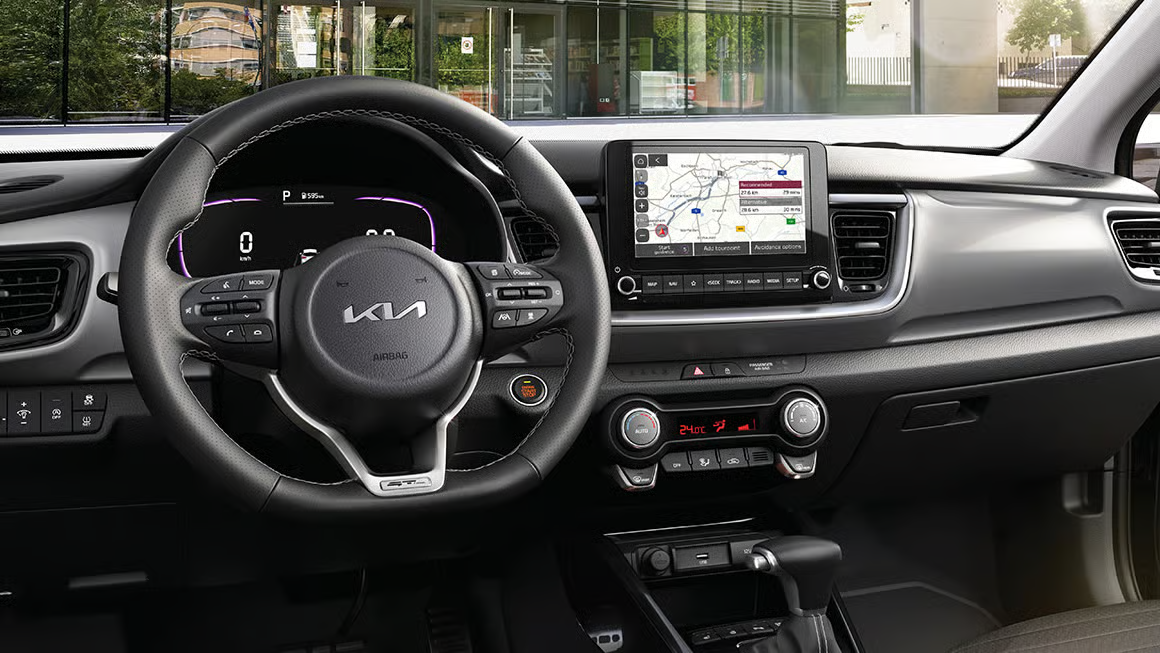 Innenraum eines Kia Stonic mit Lenkrad und Infotainment-Bildschirm.