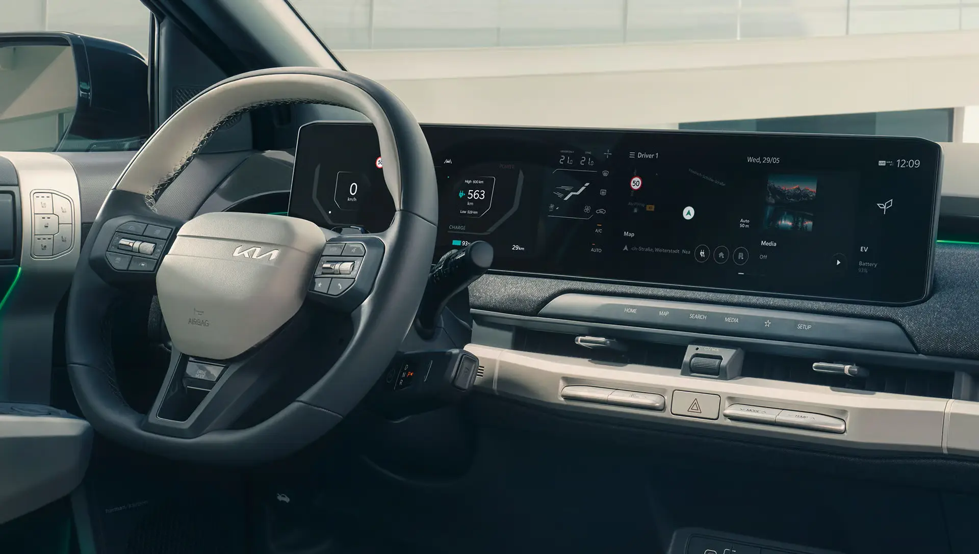 Innenansicht des Armaturenbretts eines Kia EV3 mit digitalem Display und Lenkrad.