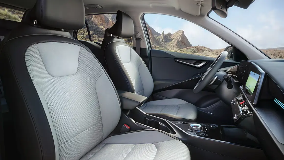 Innenraum eines Kia Niro mit Vorder- und Beifahrersitz.