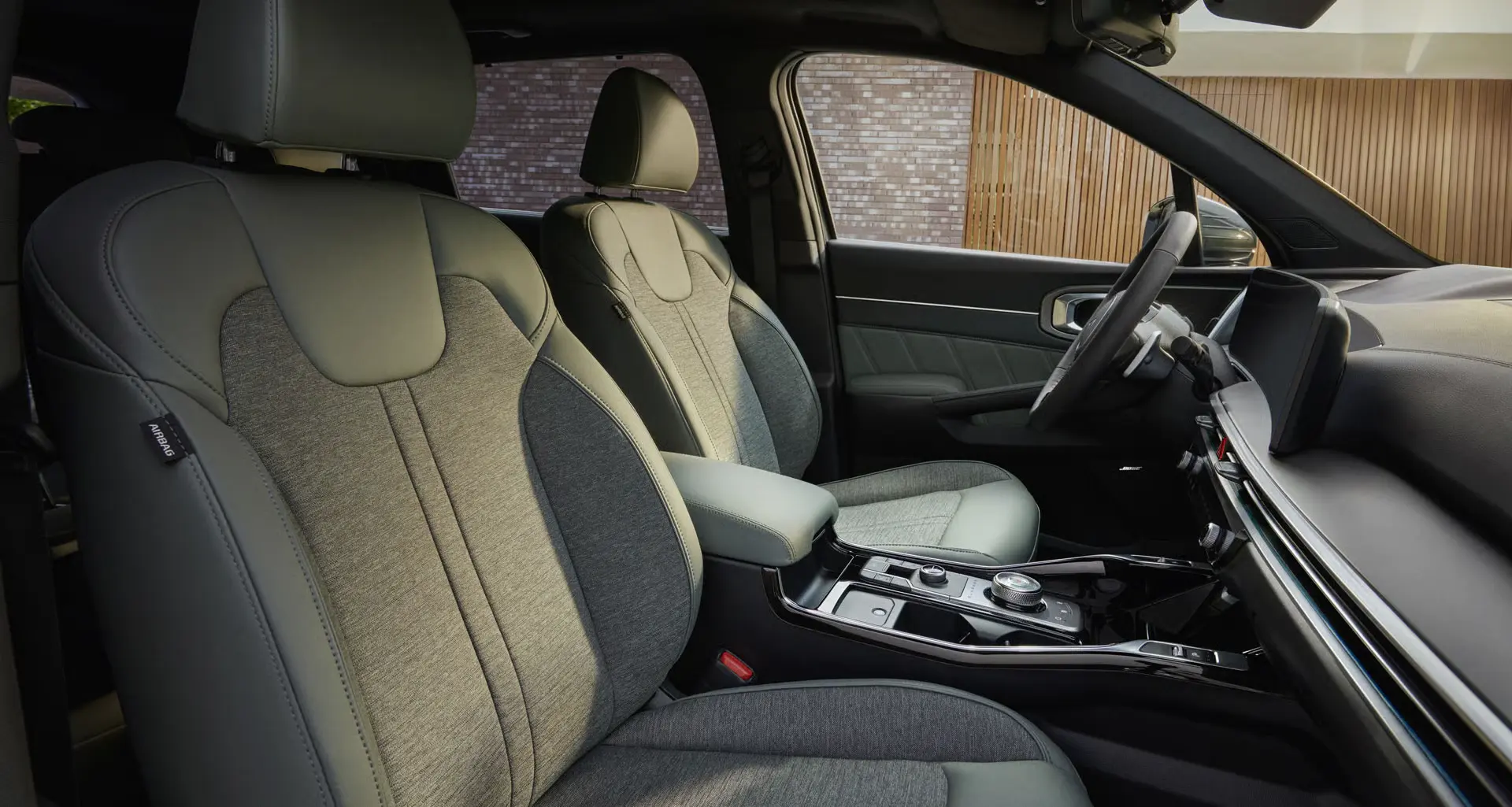 Innenraum eines Kia Sorento mit Vorder- und Beifahrersitz sowie Armaturenbrett.