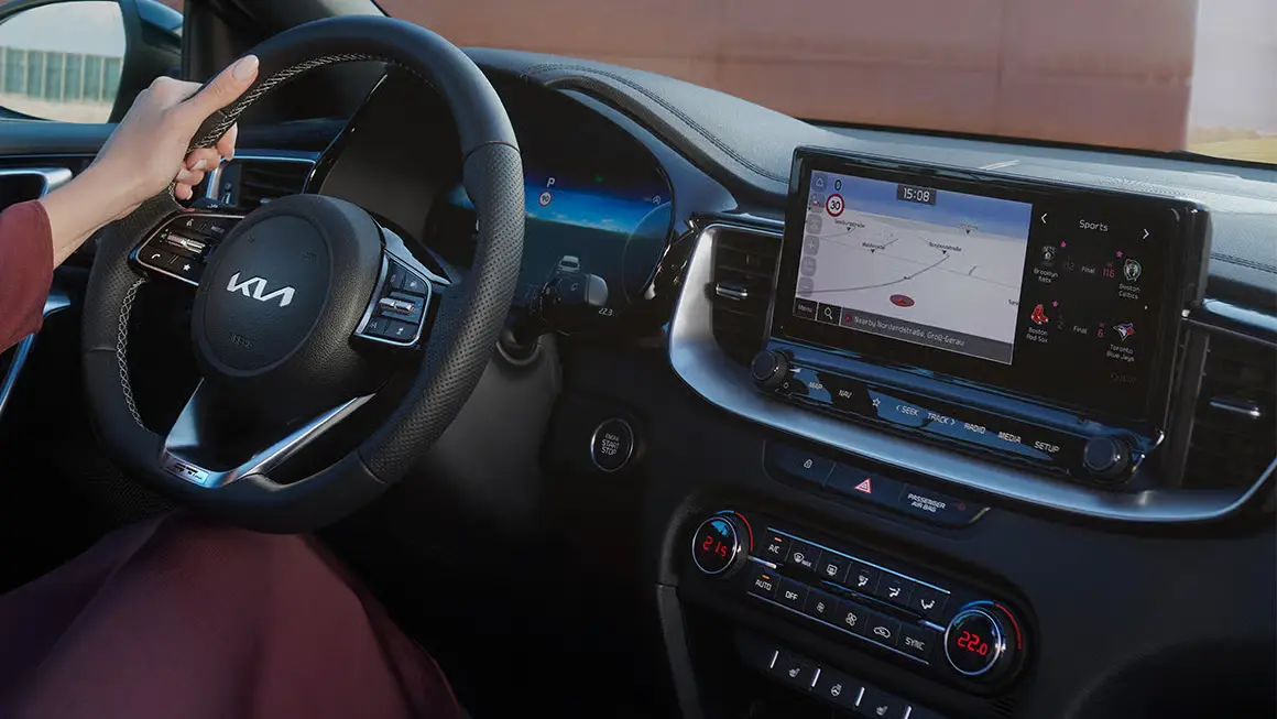 Innenansicht eines Kia XCeed mit Navigationssystem und Lenkrad.
