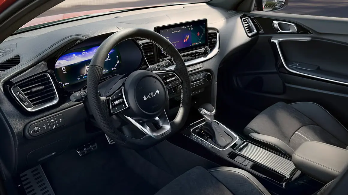 Innenraum eines Kia Ceed mit Lenkrad und Armaturenbrett.