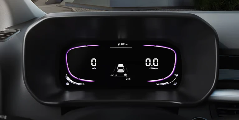Digitales Armaturenbrett eines Kia Picanto mit Geschwindigkeitsanzeige und anderen Fahrinformationen.