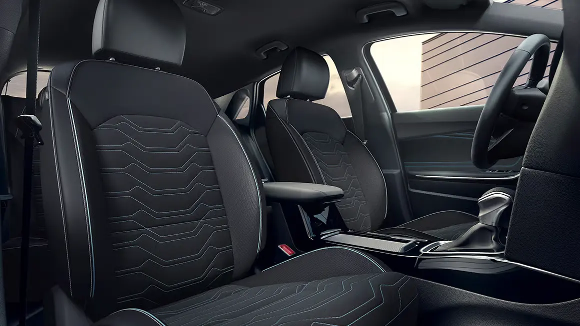 Innenraum eines Kia Ceed SW mit modernen schwarzen Sitzen.