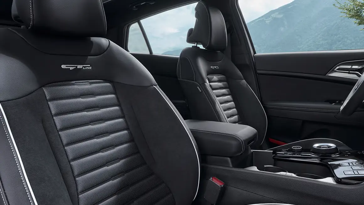 Innenraum eines Kia Sportage mit schwarzen Ledersitzen.
