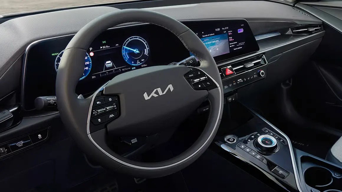 Innenraum eines Kia Niro mit Fokus auf Lenkrad und Armaturenbrett.