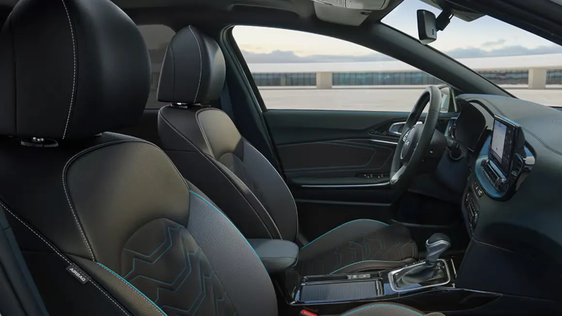 Innenraum eines Kia XCeed mit modernen Sitzen und Armaturenbrett.