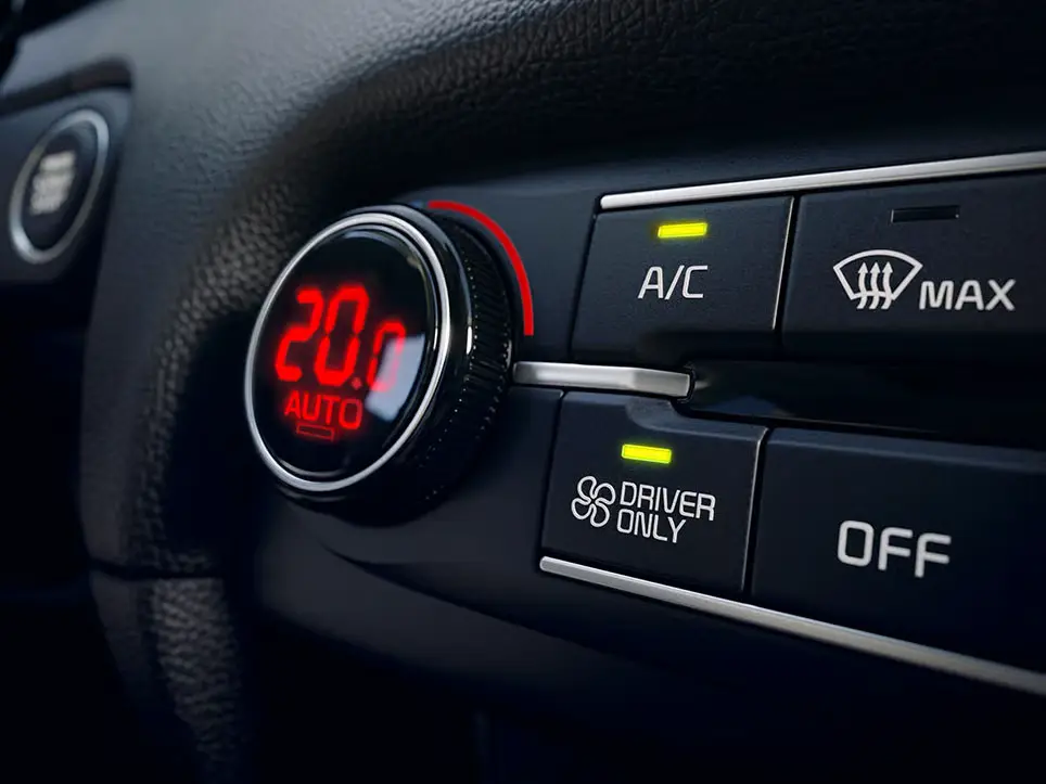 Bedienelemente der Klimaanlage eines Kia Ceed mit digitaler Temperaturanzeige.