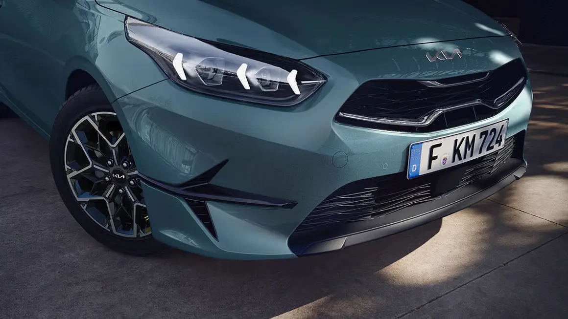 Nahaufnahme der Front eines Kia Ceed mit Scheinwerfern und Kühlergrill.