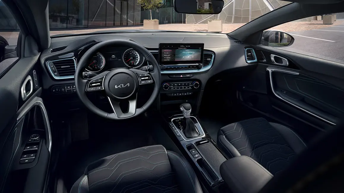 Innenraum eines Kia Ceed mit modernem Armaturenbrett und Infotainment-System.
