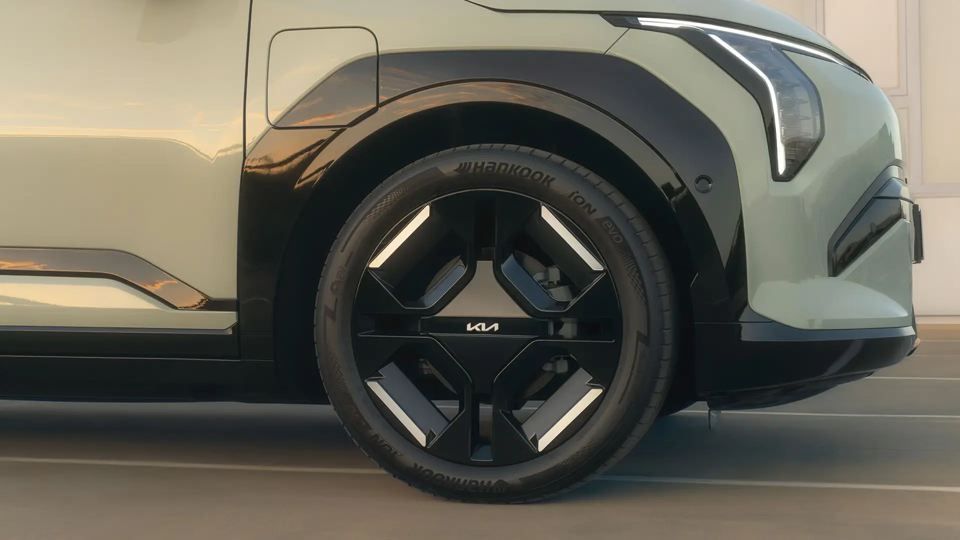 Rad und vorderer Kotflügel eines Kia EV3, seitliche Ansicht.