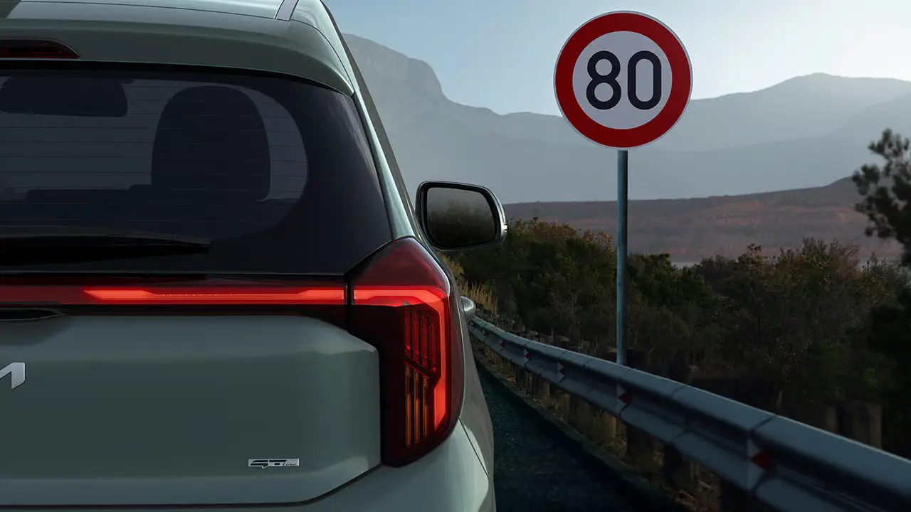 Rückansicht eines Kia Picanto GTL neben einem Schild mit Geschwindigkeitsbegrenzung von 80 km/h.