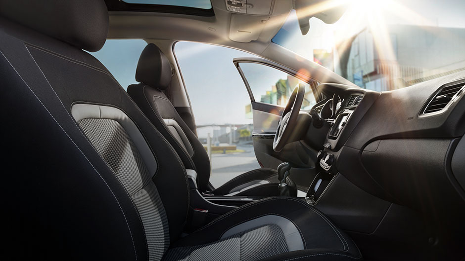 Innenraum eines KIA-Autos mit geöffneter Fahrertür.
