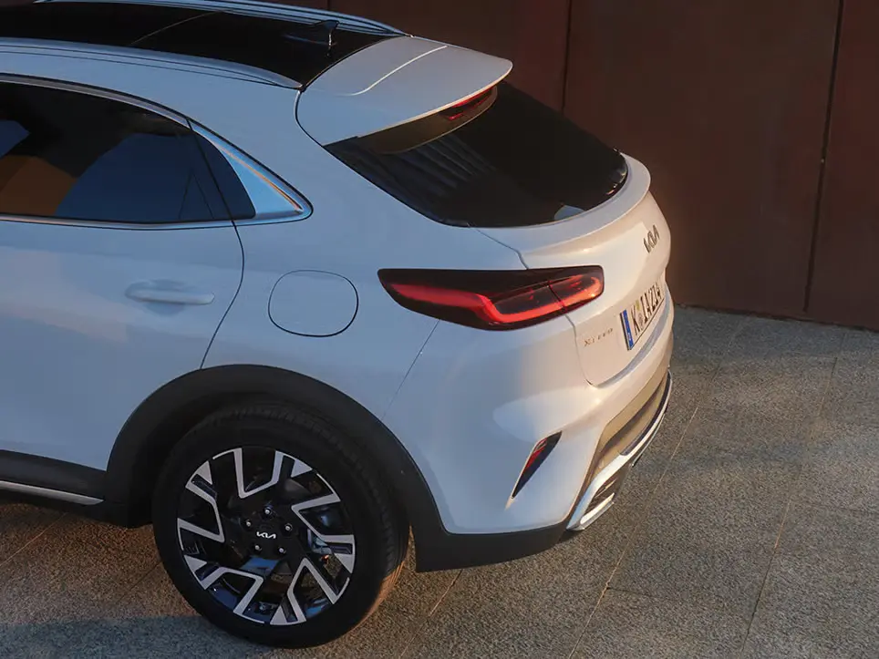 Rückansicht eines weißen Kia XCeed mit modernen Rückleuchten.